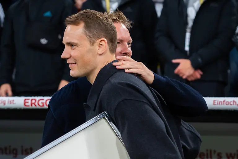 14-10-2024-Deutschland-vs-Niederlande-Nations-League-4-Spieltag-Gruppe-C-Julian-Nagelsmann-Deutschland-Chef-Trainer-und-Manuel-Neuer-Wichtiger-Hinweis-Gemaess-den-Vorgaben-der-DFL-Deutsche-Fussball-Liga-bzw