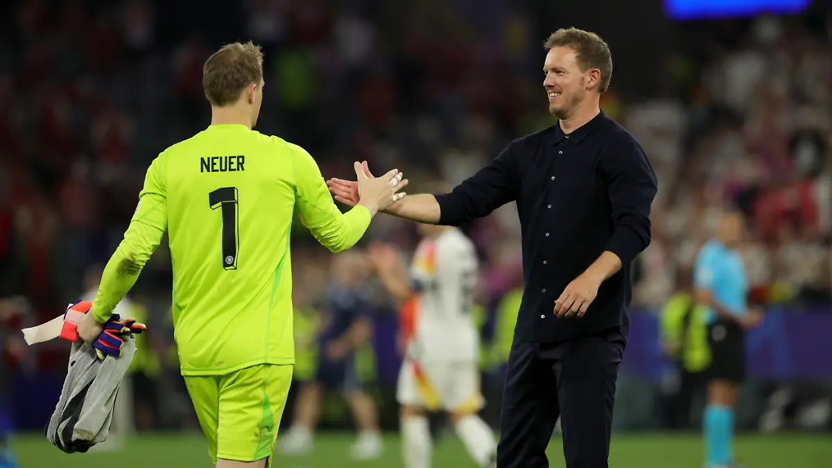 Fussball-UEFA-Euro-2024-EM-Deutschland-Daenemark-Finalrunde-Achtelfinale-Stadion-Dortmund-Bundestrainer-Julian-Nagelsmann-r-und-Torhueter-Manuel-Neuer-geben-sich-nach-dem-Spiel-die-Hand