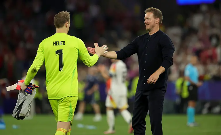 Fussball-UEFA-Euro-2024-EM-Deutschland-Daenemark-Finalrunde-Achtelfinale-Stadion-Dortmund-Bundestrainer-Julian-Nagelsmann-r-und-Torhueter-Manuel-Neuer-geben-sich-nach-dem-Spiel-die-Hand