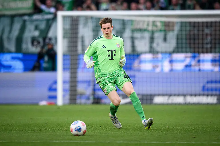 Jonas-Urbig-of-Munich-controls-the-ball-GES-Fussball-1-Bundesliga-VfL-Wolfsburg-Bayern-Muenchen-09-05