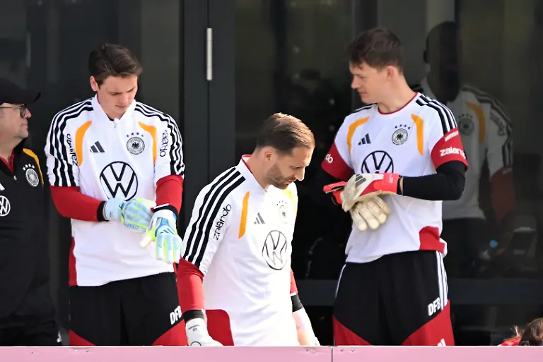 Fussball-Nationalmannschaft-vor-dem-Laenderspiel-gegen-die-Schweiz-Die-Torhueter-Oliver-Baumann-M-Deutschland-Torwart-Alexander-Nuebel-r-und-Torwart-Jonas-Urbig-Deutschland-bereiten-sich-auf-das-Trainin-vor