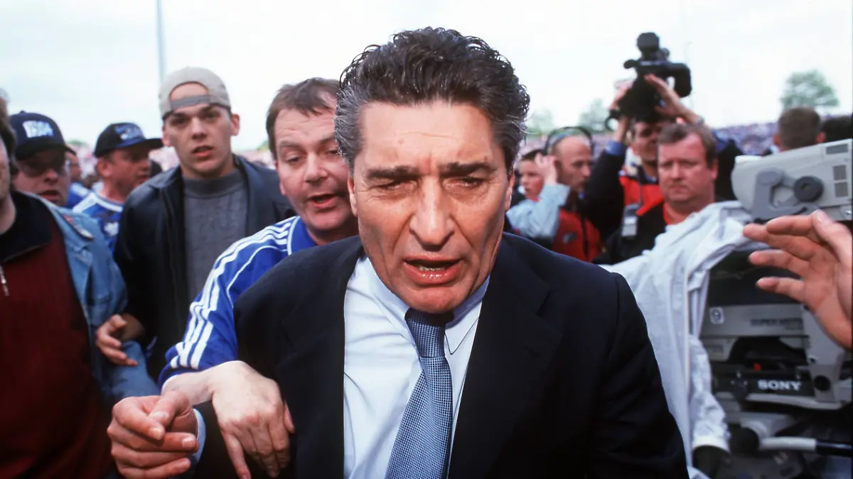 Manager-Rudi-Assauer-Schalke-entzieht-sich-nach-den-verfruehten-Meisterschaftstraeumen-den-Troestungsversuchen-der-Fans