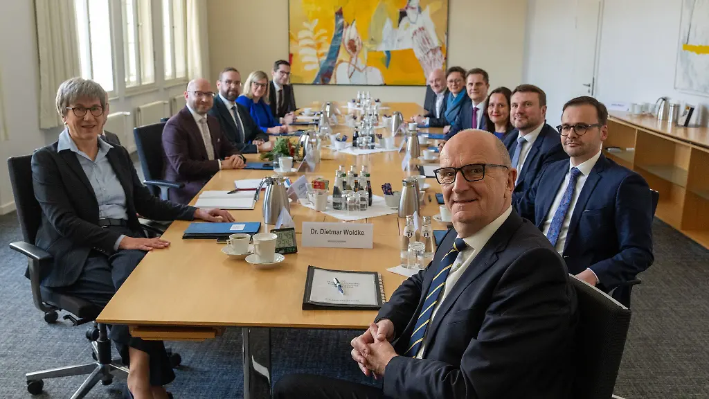 Das-Brandenburger-Kabinett-besucht-Landkreise-und-kreisfreie-Staedte