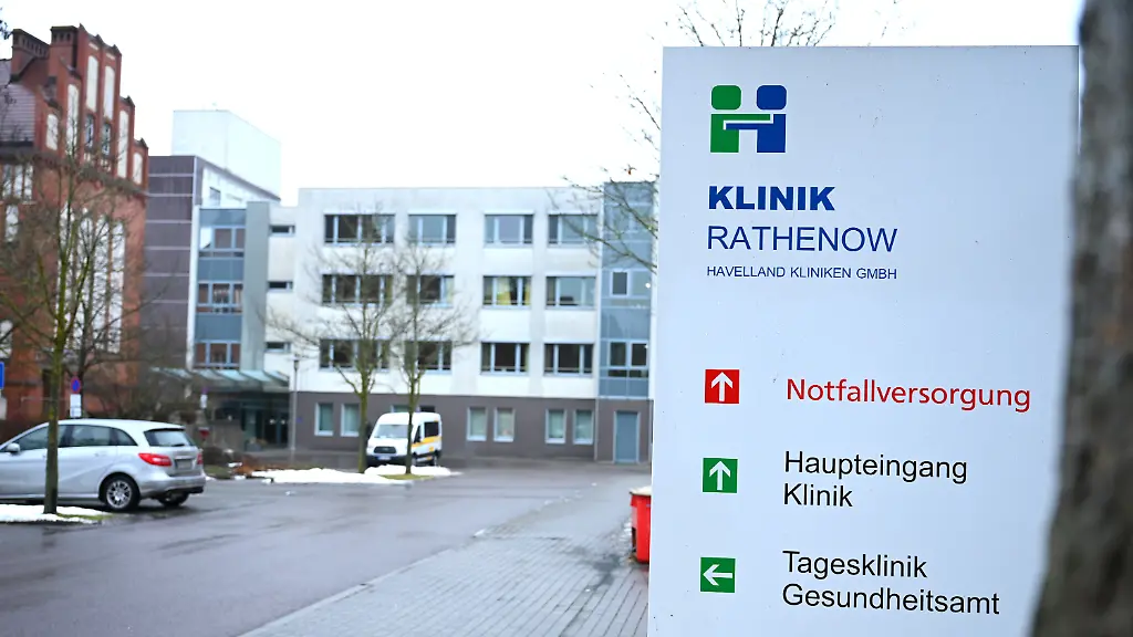 Ein-Schild-weist-auf-die-Klinik-der-Havelland-Klinikgruppe-in-Rathenow-hin-Nach-dem-Missbrauchsverdacht-gegen-einen-Kinderarzt-hat-die-Havelland-Klinikgruppe-einen-externen-Experten-und-eine-Sonderbeauftragte-zur-Aufarbeitung-des-Falls-am-Krankenhaus-eingesetzt