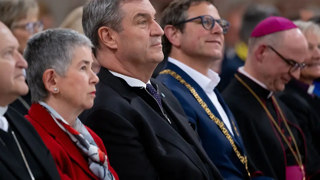 Prominente-Gaeste-waren-kurz-vor-der-Eroeffnung-des-Katholikentags-in-der-Wuerzburger-Residenz-zusammengekommen