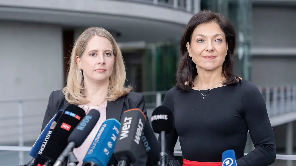 Verena-Hubertz-und-Katherina-Reiche-beim-Pressestatement-zum-Gebaeudemodernisierungsgesetz-im-Paul-Loebe-Haus-Berlin-13-05