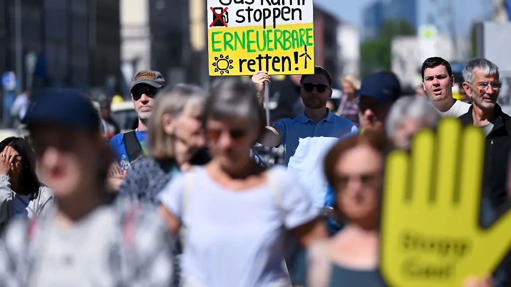 Bereits-seit-laengerem-macht-die-Klimabewegung-gegen-den-geplanten-Neubau-von-Gaskraftwerken-mobil-wie-bei-einer-Demo-von-Fridays-for-Future-im-April-in-Muenchen