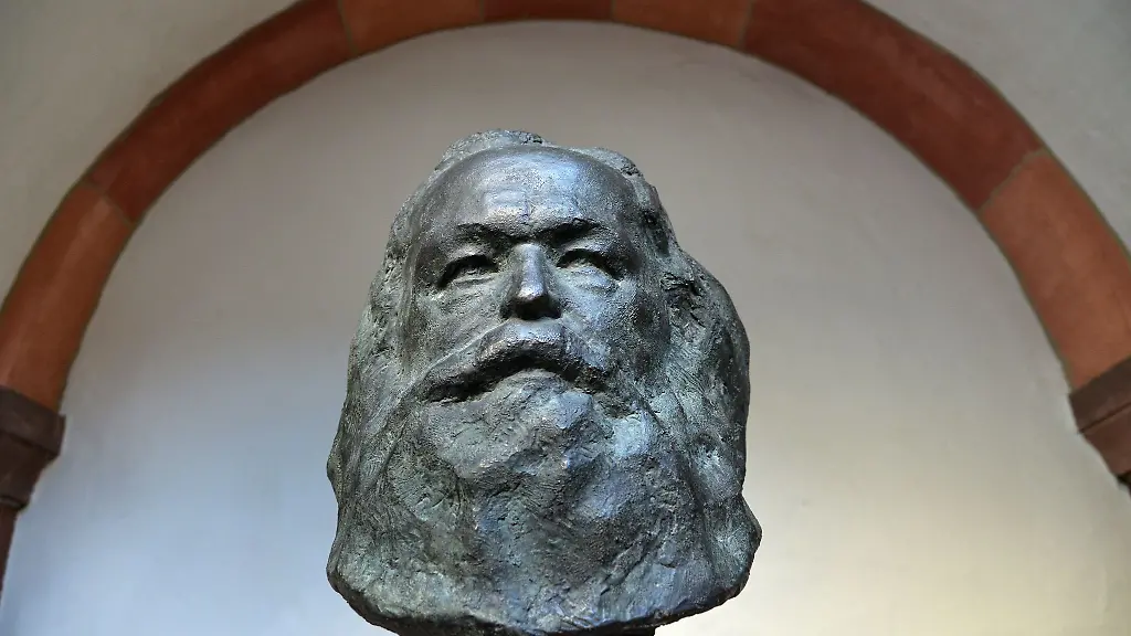 Am-Internationalen-Museumstag-fuehrt-die-Kostuemfuehrung-Zwischen-Champagner-und-Pfandhaus-Jenny-von-Westphalen-ueber-ihr-Leben-durch-das-Karl-Marx-Haus-in-Trier