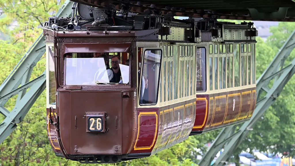 Der-sogenannte-Kaiserwagen-der-Wuppertaler-Schwebebahn-faehrt-in-den-Bahnhof-Werther-Bruecke