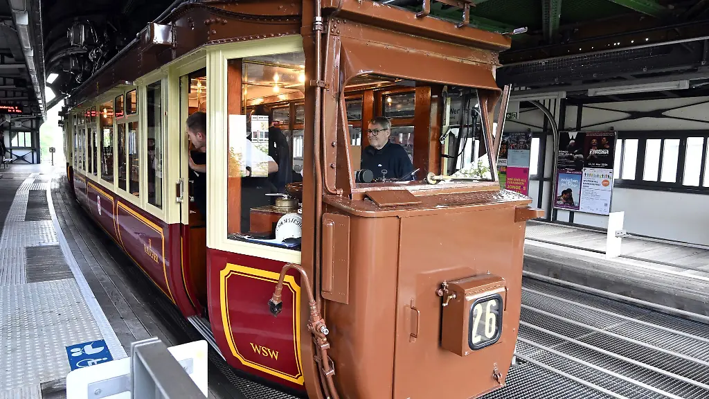 Nach-sieben-Jahren-Stillstand-ist-der-sogenannte-Kaiserwagen-zurueck-im-Wuppertaler-Stadtbild