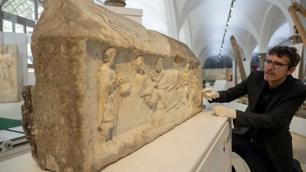 Augsburgs-Stadtarchaeologe-Sebastian-Gairhos-zeigt-ein-roemisches-Grabrelief-das-Ende-des-Jahres-bei-einer-grossen-Ausstellung-in-Rom-praesentiert-werden-soll