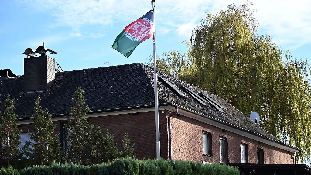 Praktikum-zu-vergeben-Beim-afghanischen-Generalkonsulat-koennen-sich-Studierende-Absolventen-und-Interessierte-bewerben-Auch-nach-der-Machtuebernahme-der-Taliban-hing-dort-noch-die-alte-afghanische-Flagge-und-nicht-das-Banner-der-Islamisten