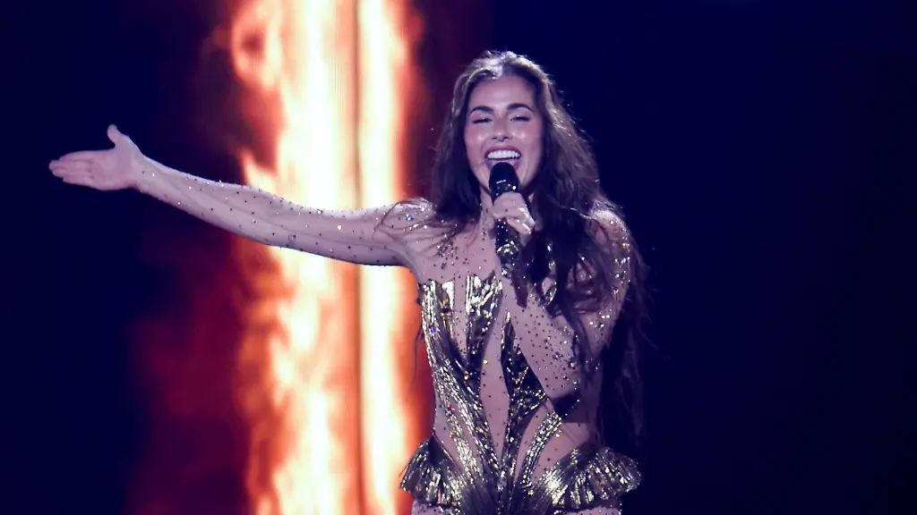 Sarah-Engels-aus-Deutschland-mit-dem-Titel-Fire-steht-beim-ersten-Halbfinale-des-70-Eurovision-Song-Contest-ESC-auf-der-Buehne-der-Stadthalle-in-Wien-Insgesamt-35-Acts-kaempfen-um-die-ESC-Trophaee