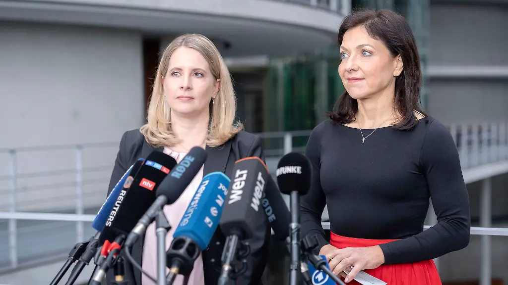 Verena-Hubertz-und-Katherina-Reiche-beim-Pressestatement-zum-Gebaeudemodernisierungsgesetz-im-Paul-Loebe-Haus-Berlin-13-05