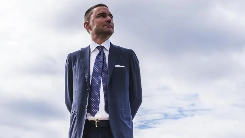 Investor-Lars-Windhorst-von-der-Tennor-Holding-steht-am-Pier