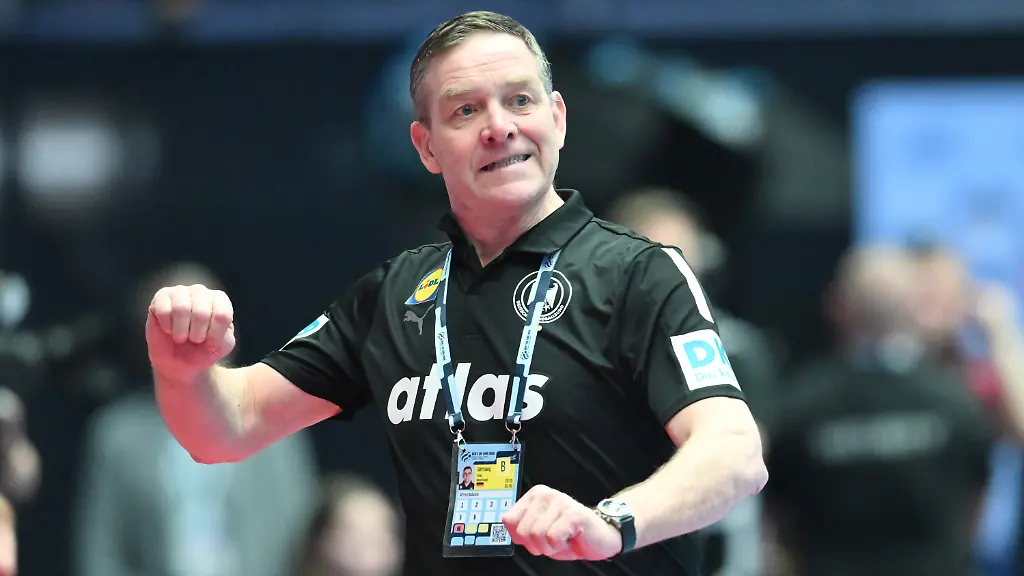 ARCHIV-30-01-2026-Daenemark-Herning-Handball-EM-Deutschland-Kroatien-Finalrunde-Finalrunde-Halbfinale-Jyske-Bank-Boxen-Bundestrainer-Alfred-Gislason-Deutschland-reagiert-am-Spielfeldrand-Jetzt-nominierte-er-die-Nationalmannschaft-fuer-die-Spiele-gegen-Daenemark