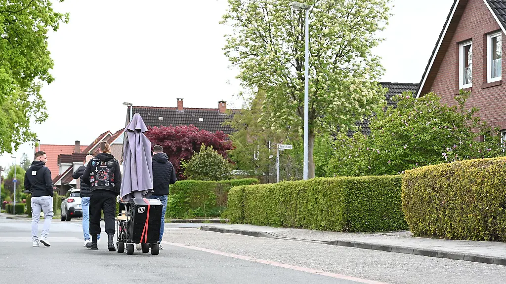 Junge-Maenner-ziehen-mit-Bollerwagen-durch-Leer-in-Richtung-Puente-wo-sich-jedes-Jahr-traditionell-mehrere-hundert-Feiernde-treffen