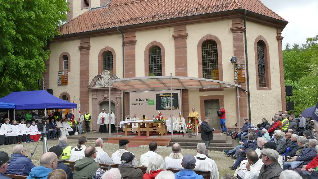 Tausende-bei-traditioneller-Maennerwallfahrt-im-Eichsfeld