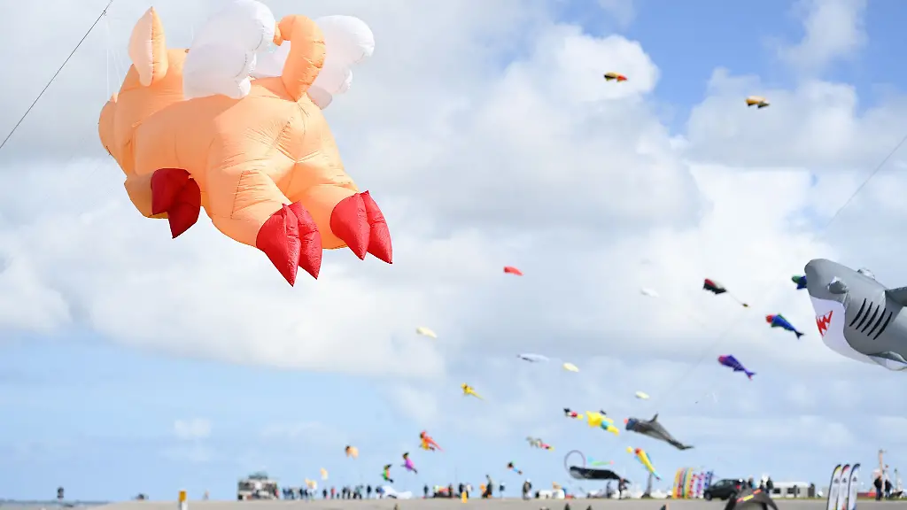 Riesige-Tierfiguren-als-Drachen-schweben-beim-Drachenfest-am-Himmel