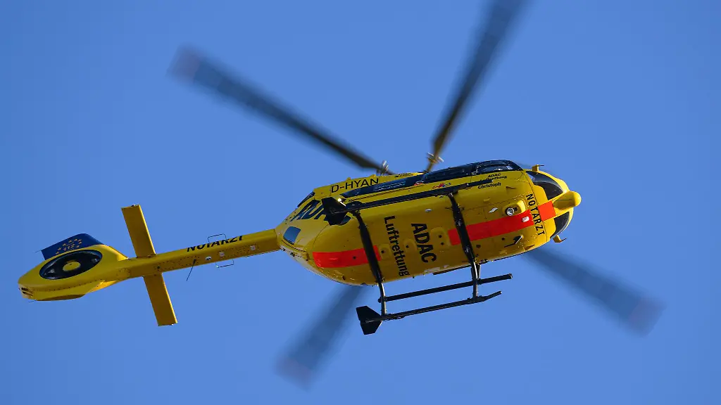 Ein-Rettungshubschrauber-brachte-den-jungen-Mann-in-ein-Krankenhaus