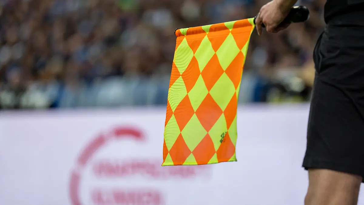 Symbolbild-Fahne-vom-Linienrichter-linesman-Schiedsrichterassistent-Fahne-Schalke-04-Preussen-Muenster-2-Bundesliga-second-division-Bundesliga-30-Spieltag-Veltins-Arena-Gelsenkirchen-Saison-2025-2026-19-04-2026-DFB-regulations-prohibit-any-use-of-photographs-as-image-sequences-and-or-quasi-video
