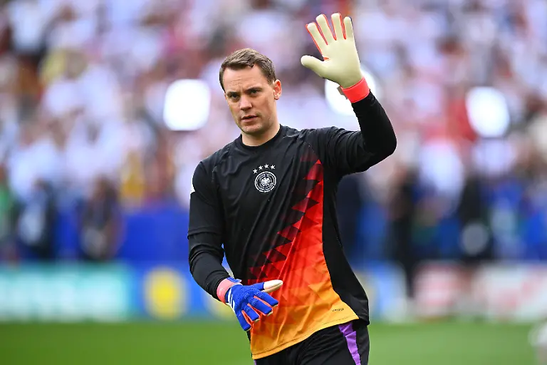 Fussball-UEFA-Euro-2024-EM-Spanien-Deutschland-Finalrunde-Viertelfinale-Stuttgart-Arena-Deutschlands-Torhueter-Manuel-Neuer-winkt-vor-der-Partie-zu-dpa-Neuer-beendet-Karriere-in-Fussball-Nationalmannschaft