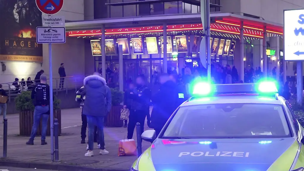 Die-Polizei-war-mit-zahlreichen-Kraeften-in-dem-Einkaufszentrum-im-Einsatz