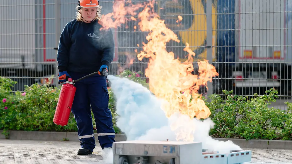 Kinder-und-Jugendfeuerwehren-in-Baden-Wuerttemberg-haben-so-viele-Mitglieder-wie-noch-nie-auch-Annabella-von-der-Jugendfeuerwehr-in-Mannheim-gehoert-dazu