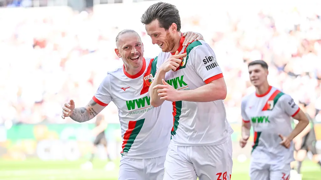 Koennen-die-Augsburger-Marius-Wolf-links-und-Michael-Gregoritsch-im-Saisonfinale-sogar-ueber-einen-Europacup-Platz-jubeln-Archivbild