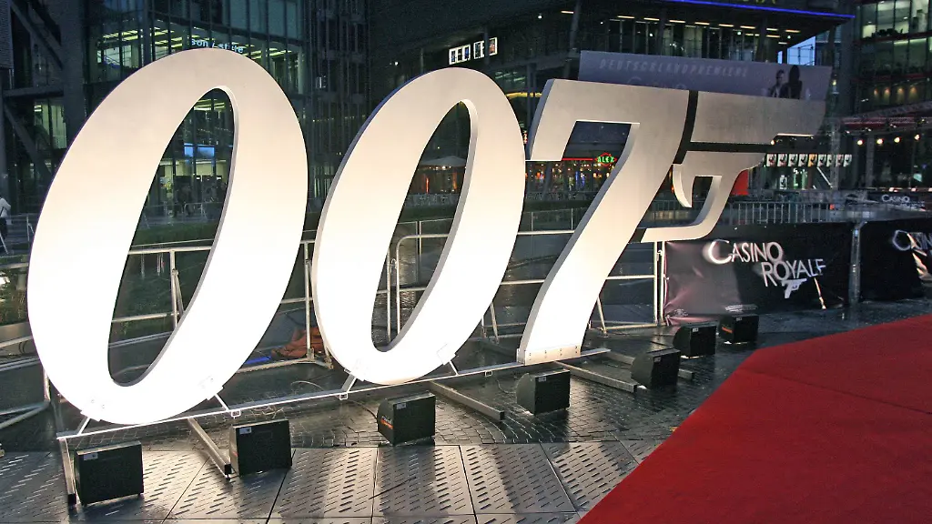 Deutschlandpremiere-des-James-Bond-Films-Casino-Royale-im-Berliner-CineStar-Kino-im-Sony-Center-am-Potsdamer-Platz-James-Bond-Logo