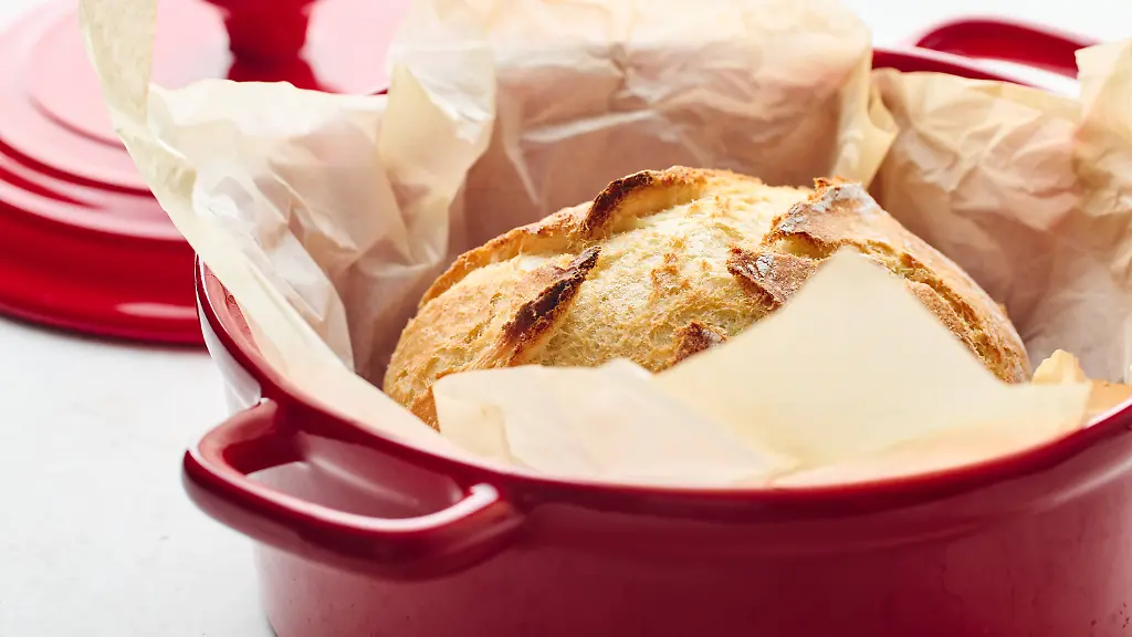 Hobbykoeche-schwoeren-auf-einen-Gusseisen-Topf-fuer-knuspriges-Brot-oder-leckere-Schmorgerichte