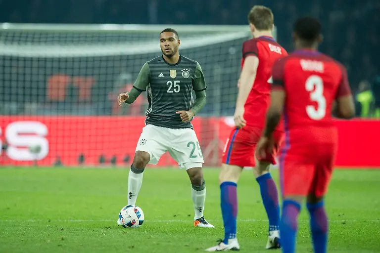 Jonathan-TAH-GER-l-in-Aktion-bei-seinem-Debuet-Debuet-in-der-Nationalmannschaft-erstes-Laenderspiel-Debuetant-Debuetant-Fussball-Laenderspiel-Freundschaftsspiel-Deutschland-GER-England-ENG-2-3-am-26-03-2016-in-Berlin-Deutschland