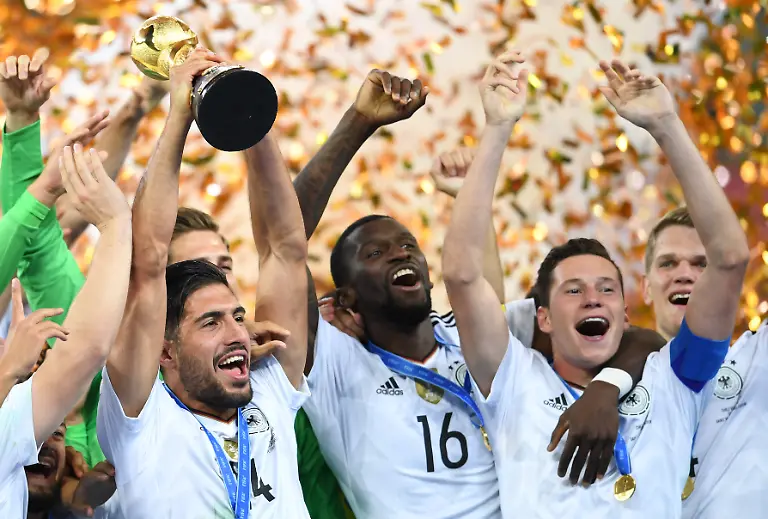 Fussball-Confederations-Cup-Finale-Chile-Deutschland-am-02-07-2017-im-Saint-Petersburg-Stadium-in-St-Petersburg-Russland-Deutschlands-Emre-Can-l-r-Antonio-Ruediger-und-Julian-Draxler-feiern-mit-dem-Pokal