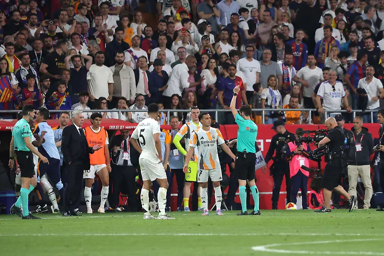 SPAIN-SEVILLA-APRIL-26-Referee-Ricardo-de-Burgos-Bengoetxea-shows-a-red-card-to-Lucas-Vazquez-of-Real-Madrid-and-Jude-Bellingham-of-Real-Madrid-and-Antonio-Rudiger-of-Real-Madrid-l-behind-assistant-referee-at-the-end-of-the-Copa-del-Rey-Final-football-Match-between-FC-Barcelona-and-Real-Madrid-CF-at-Estadio-La-Cartuja-on-April-26-2025-in-Sevilla-Spain-Photo-by-Manuel-Blondeau-AOP