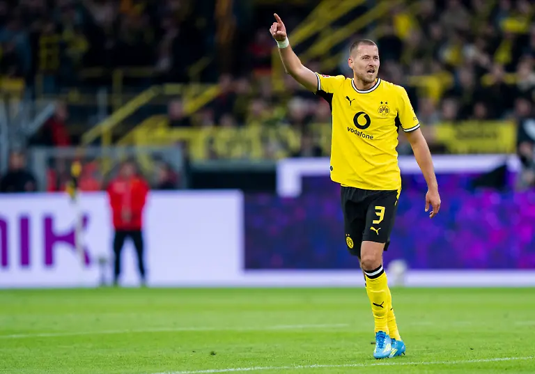 Einzelbild-Single-image-Waldemar-ANTON-Borussia-Dortmund-3-gibt-Anweisungen-gestikuliert-mit-den-Armen-gestikulieren-gives-instructions-gesticulate-gesticolando-emotionen-Borussia-Dortmund-Eintracht-Frankfurt-33-Spieltag-1-Bundesliga-Bundesliga-in-Dortmund-Signal-Iduna-Park-DFL-regulations-prohibit-any-use-of-photographs-as-image-sequences-and-or-quasi-video