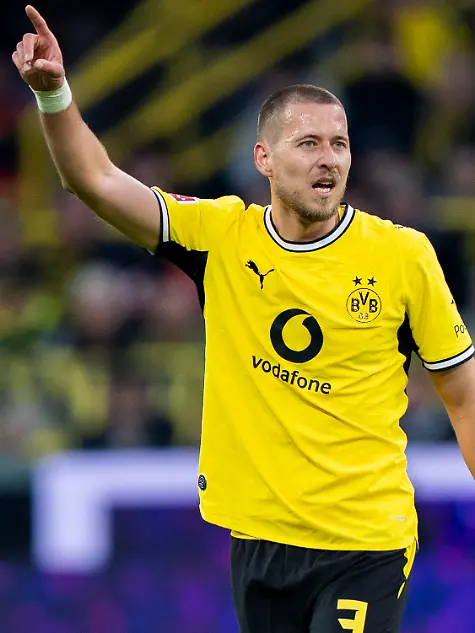 Einzelbild-Single-image-Waldemar-ANTON-Borussia-Dortmund-3-gibt-Anweisungen-gestikuliert-mit-den-Armen-gestikulieren-gives-instructions-gesticulate-gesticolando-emotionen-Borussia-Dortmund-Eintracht-Frankfurt-33-Spieltag-1-Bundesliga-Bundesliga-in-Dortmund-Signal-Iduna-Park-DFL-regulations-prohibit-any-use-of-photographs-as-image-sequences-and-or-quasi-video