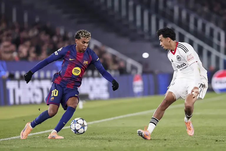 Lamine-Yamal-of-FC-Barcelona-and-Nathaniel-Brown-of-Eintracht-Frankfurt-during-the-UEFA-Champions-League-League-phase-MD6-football-match-between-FC-Barcelona-and-Eintracht-Frankfurt-on-9-December-2025-at-Camp-Nou-stadium-in-Barcelona-Spain-Photo-Javier-Borrego-Spain-DPPI-DPPI