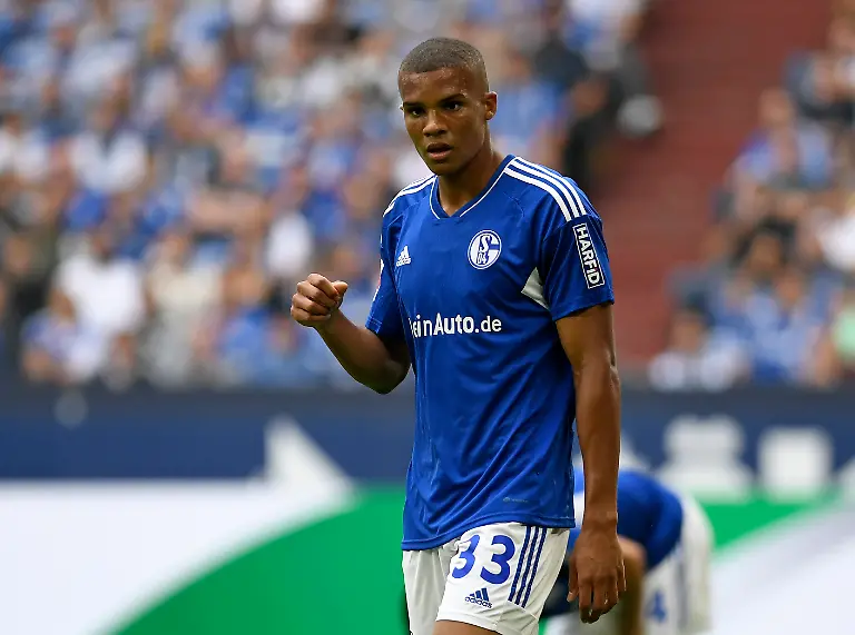Gelsenkirchen-Deutschland-27-08-22-Malick-Thiaw-FC-Schalke-04-schaut-waehrend-des-1-Bundesliga-Spiels-zwischen-FC-Schalke-04-vs-1-FC-Union-Berlin-in-der-Veltins-Arena-am-27-August-2022-in-Gelsenkirchen-Deutschland-Foto-von-Ralf-Treese-DeFodi-Images-Gelsenkirchen-Germany-27-08-22-Malick-Thiaw-FC-Schalke-04-looks-on-during-the-1-Bundesliga-match-between-FC-Schalke-04-vs-1-FC-Union-Berlin-at-Veltins-Arena-on-August-27-2022-in-Gelsenkirchen-Germany-Photo-by-Ralf-Treese-DeFodi-Images-DFB-DFL-REGULATIONS-PROHIBIT-ANY-USE-OF-PHOTOGRAPHS-AS-IMAGE-SEQUENCES-AND-OR-QUASI-VIDEO