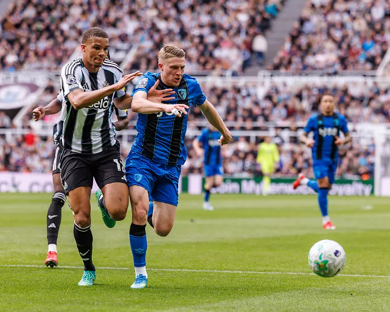 18th-April-2026-St-James-Park-Newcastle-England-Premier-League-Football-Newcastle-United-versus-Bournemouth-Malick-Thiaw-of-Newcastle-United-held-off-by-Adrien-Truffert-of-Bournemouth