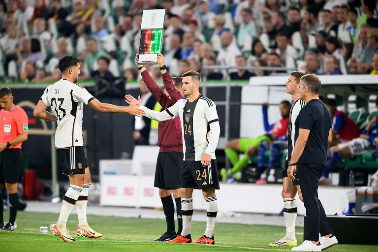 v-l-Emre-CAN-GER-Pascal-GROSS-GER-Robin-GOSENS-GER-Trainer-Bundestrainer-Hans-Dieter-Hansi-FLICK-GER-Auswechslung-Einwechslung-Fussball-Freundschaftsspiel-Deutschland-GER-Japan-JPN-1-4-am-09-09-2023-in-Wolfsburg-Deutschland