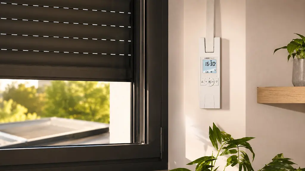 Das-Homepilot-Rollo-Tron-Premium-Smart-Dreierset-macht-vorhandene-Rolllaeden-elektrisch-steuerbar-und-bringt-mehr-Komfort-in-den-Alltag