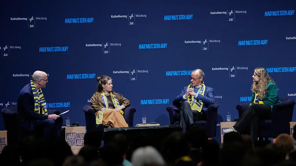Bundeskanzler-Friedrich-Merz-bei-einer-Podiumsdiskussion-beim-Katholikentag