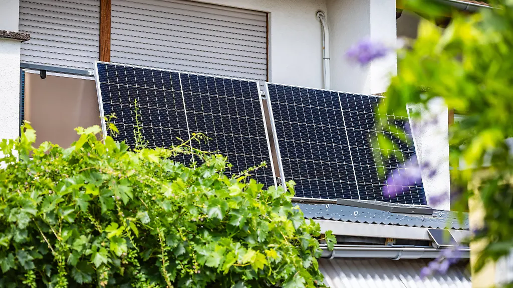 Komplett-ausgestattet-Das-Set-kombiniert-vier-Solarmodule-mit-der-Anker-Solarbank-3-Pro-und-einem-Smart-Meter