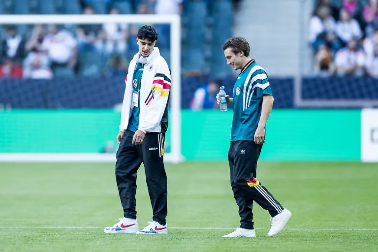 Aleksandar-Pavlovic-Deutschland-25-mit-Rocco-Reitz-bei-der-Platzbegehung-L-nderspiel-Deutschland-Griechenland-Borussia-Park-M-nchengladbach-am-07-06