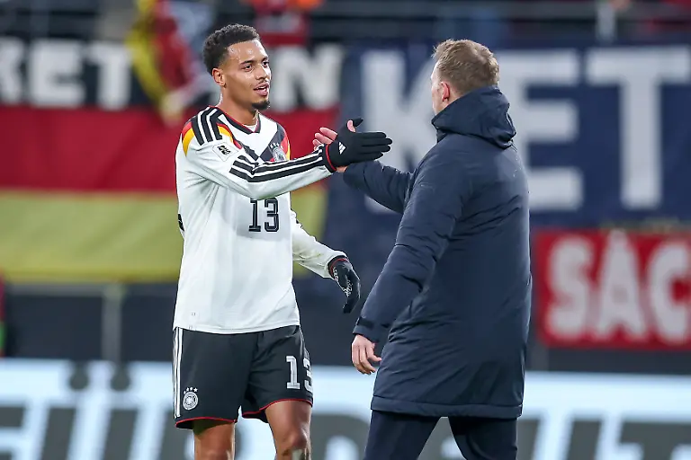 17-11-2025-Fussball-Laenderspiel-WM-Qualifikation-Europa-Deutschland-Slowakei-Red-Bull-Arena-Leipzig-10-Spieltag-Saison-2025-2026-Freude-nach-dem-6-0-Sieg-der-deutschen-Mannschaft-Abschlussjubel-Felix-Nmecha-GER-13-umarmt-Nationaltrainer-Julian-Nagelsmann-GER-hc-Regulations-prohibit-any-use-of-photographs-as-image-sequences-and-or-quasi-video