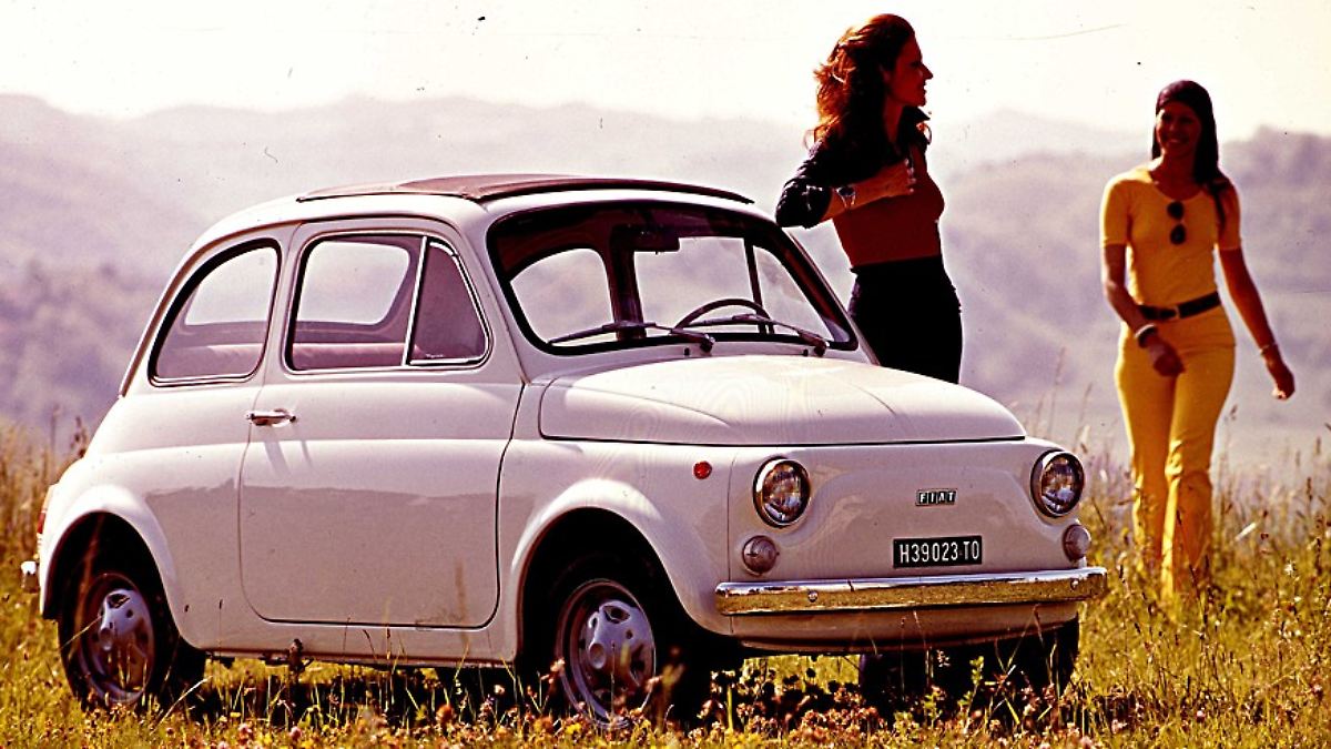 Start-mit-Ohren-von-Micky-Maus-Fiat-500-Topolino-Ikone-italienischen-Lebensstils