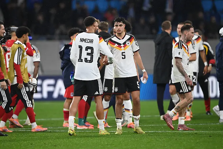 Schlussjubel-jubelnd-Jubel-Begeisterung-Freude-Emotion-Deutschland-Mitte-Felix-NMECHA-GER-und-Alexandar-PAVLOVIC-GER-Luxemburg-LUX-Deutschland-GER-0-2-Fussball-Laenderspiel-WM-Qualifikation-Europa-Gruppe-A-Spieltag-9-matchday9-am-14-1