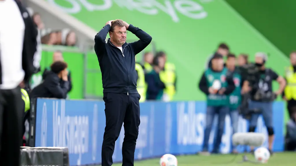 Wolfsburg-Germany-09th-May-2026-Head-coach-Dieter-Hecking-of-Wolfsburg-seen-during-the-Bundesliga-match-between-Wolfsburg-and-Bayern-Munich-at-Volkswagen-Arena-in-Wolfsburg