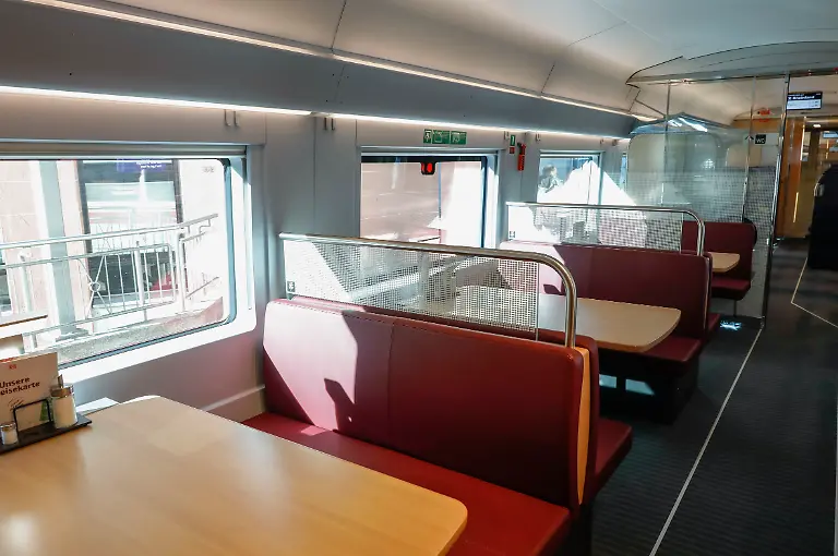 ICE-Bordrestaurant-bei-der-Taufe-des-ersten-ICE-3neo-auf-den-Namen-Rheinland-im-Koelner-Hauptbahnhof-Koeln-08-02