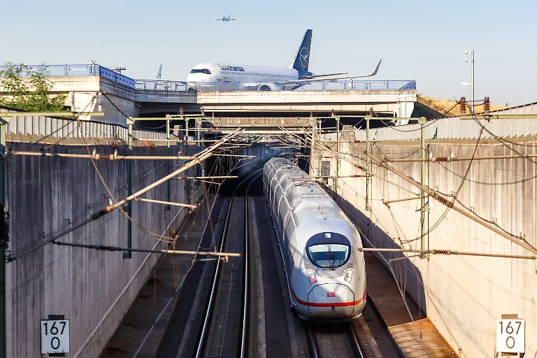 Frankfurt-Deutschland-3-August-2022-Mit-dem-Zug-zum-Flug-Airbus-A320neo-Flugzeug-der-Lufthansa-und-ICE-der-Bahn-am-Flughafen-Frankfurt-FRA-in-Deutschland